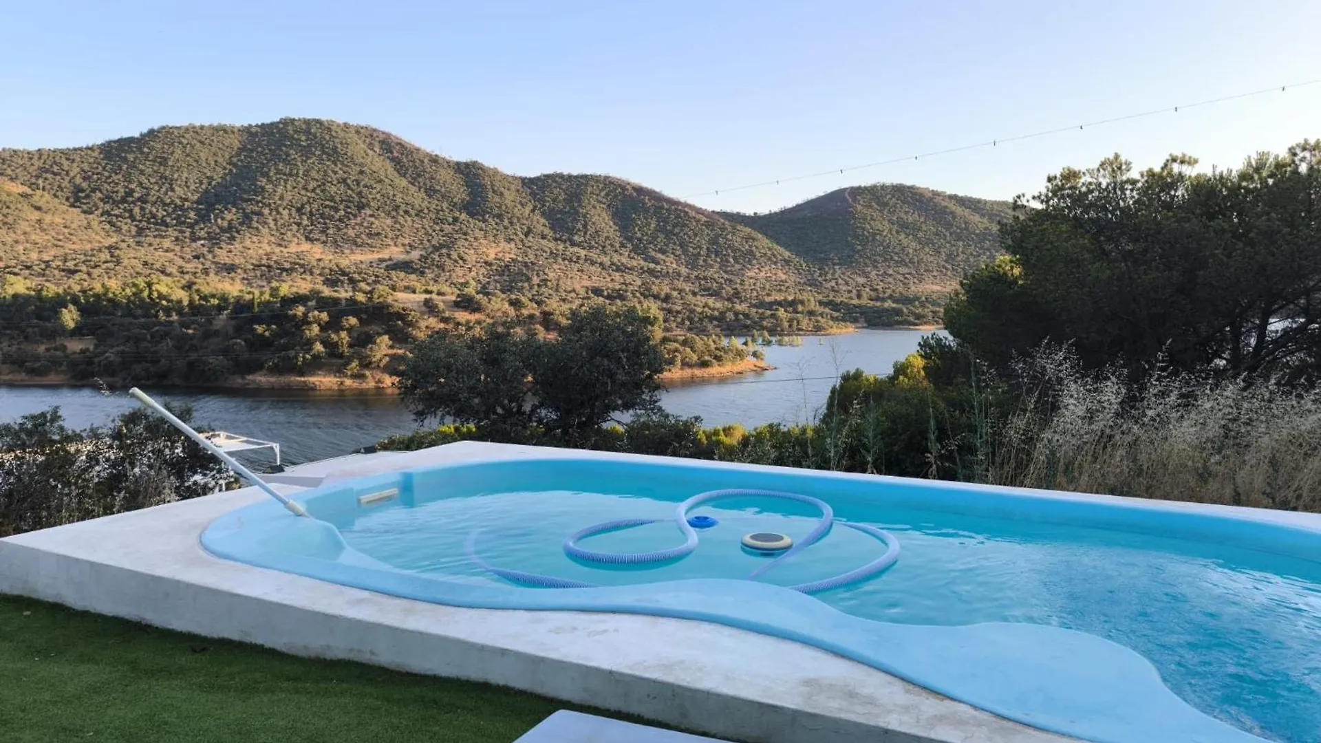 Casa en el lago.unmillondeestrellas Villaharta